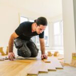 Handwerker bei der arbeit, fischgrät parkett verlegen