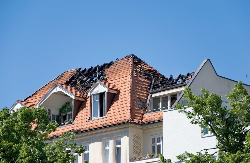 brandskadat tak på villa