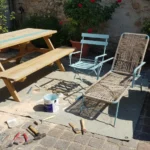 Utemöbler som genomgår en restaurering där de lagas och målas på nytt.